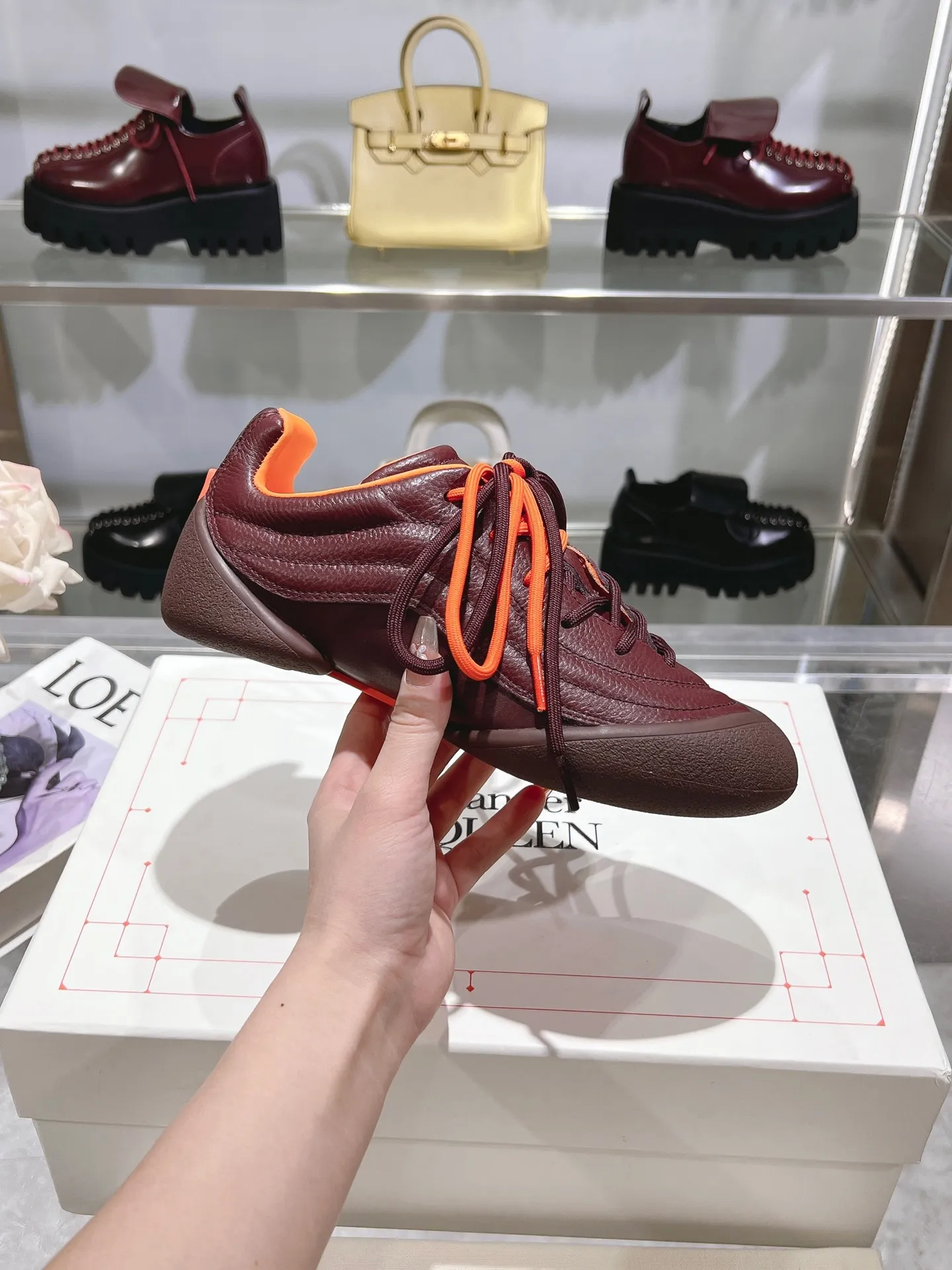 p580💰Couple model 𝐀𝐥𝐞𝐱𝐚𝐧𝐝𝐞𝐫 𝐌𝐜𝐐𝐮𝐞𝐞𝐧#/Alexander McQueen’s latest Flexion series, retro, casual, sneakers, original purchase, development, production, this Flexion Off Low-top sneakers in white grained leather with varying sized laces and an anatomically inspired lightweight segmented sole. The reverse skull pattern is embossed on the heel. Fabric: Original customized imported first-layer cowhide. Lining: Customized imported breathable mesh lining. Sole: Original open-molded non-slip TPU material. Bottom thickness: 2CM. Size: #Female size 35-40 (40 customized, non-refundable) #Men’s code 39-45 (45 customized, non-refundable)